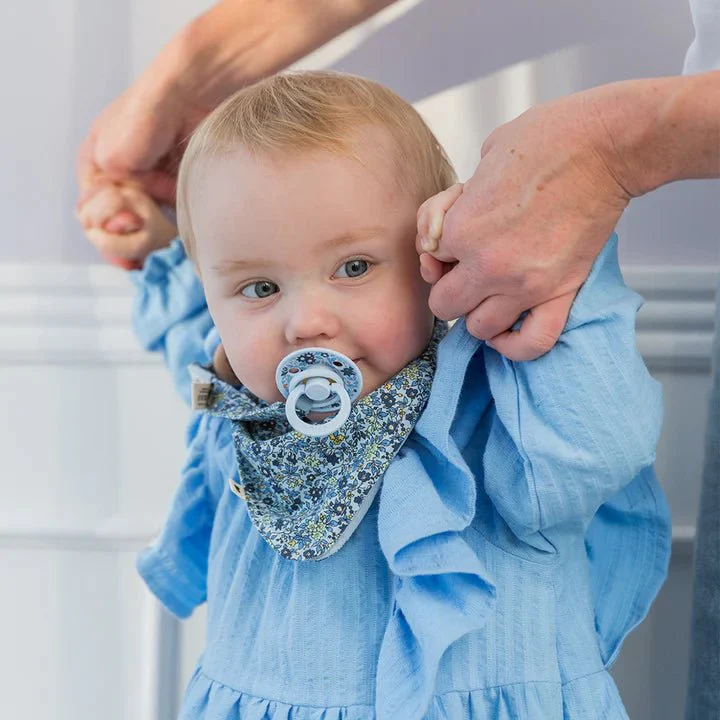 BIBS Slabbetje Bandana Liberty Chamomile Lawn Baby Blue - Image 3
