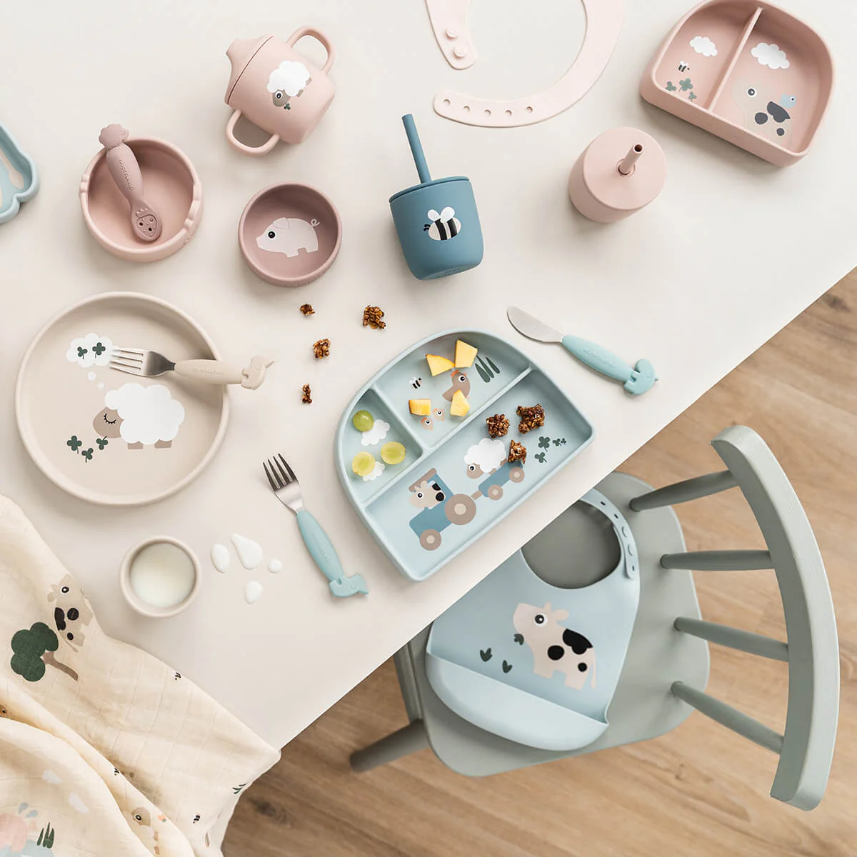 Done by Deer Babybord Stick & Stay Vakjes Tiny Farm Blue - Image 3