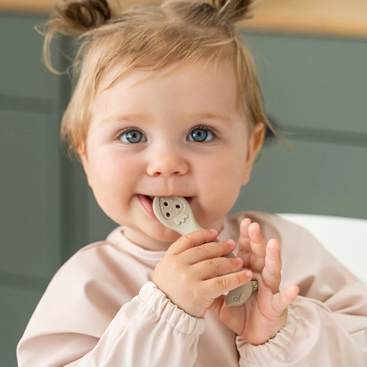 Done by Deer Kinderservies Set Stick & Stay Kom En Lepel Sheepy Powder - Image 3