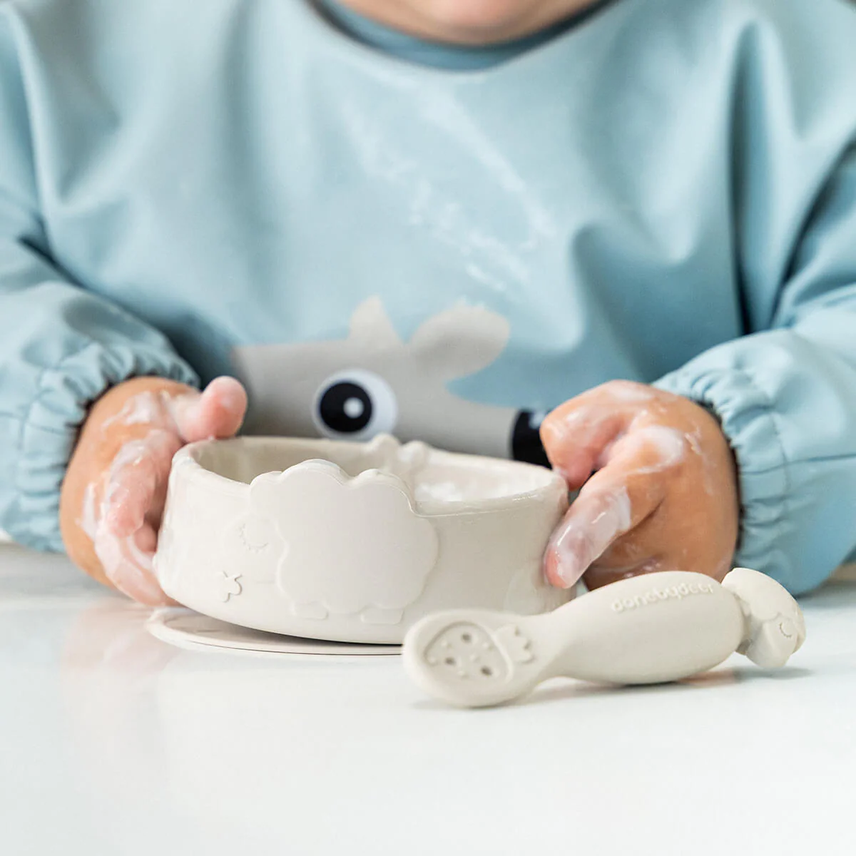 Done by Deer Kinderservies Set Stick & Stay Kom En Lepel Sheepy Powder - Image 4