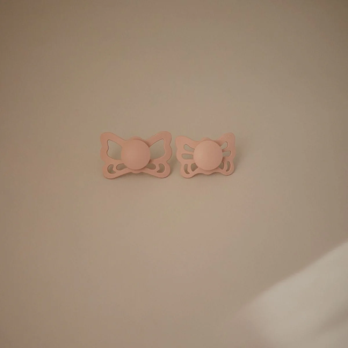 Frigg Speen Maat 1 Butterfly Cedar/Baby Pink Silicone 2-Pack - Image 3
