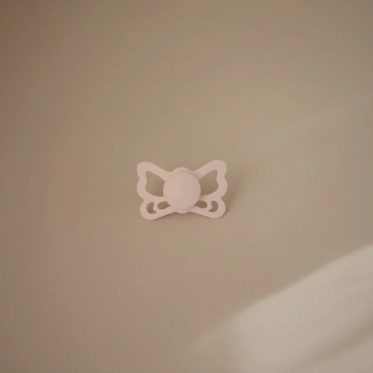 Frigg Speen Maat 2 Butterfly White Lilac/Tw. Mauve Silicone 2-Pack - Image 4