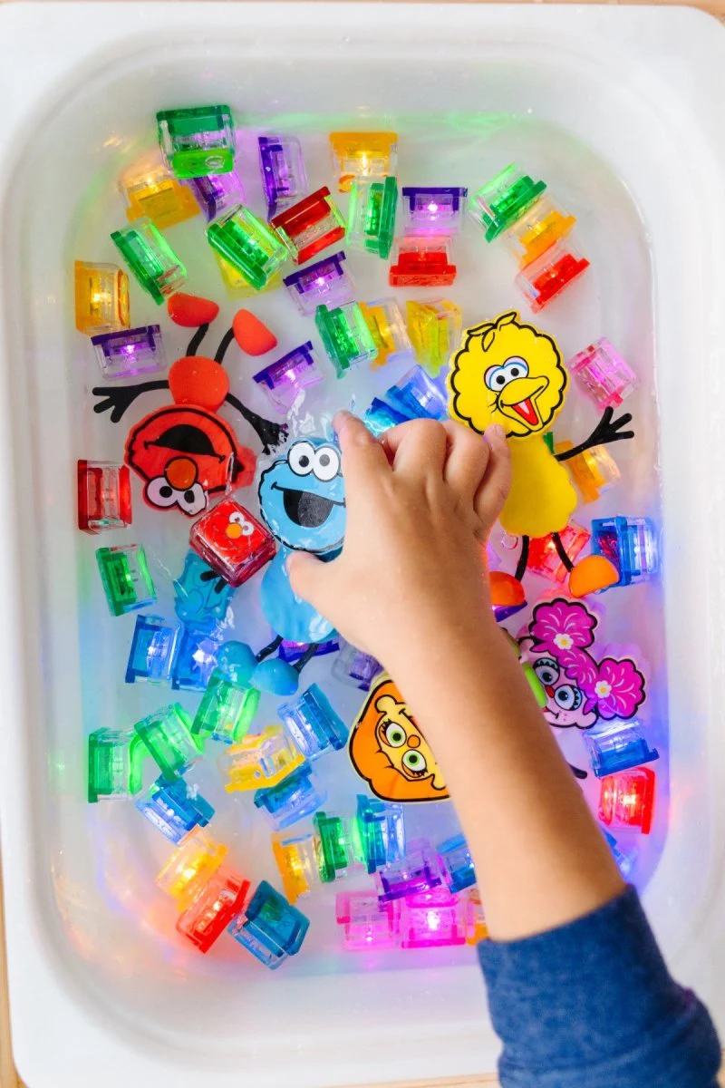 Glo Pals Badspeelgoed Sensorisch Light-Up Poppetje en Cubes Cookie - Image 4
