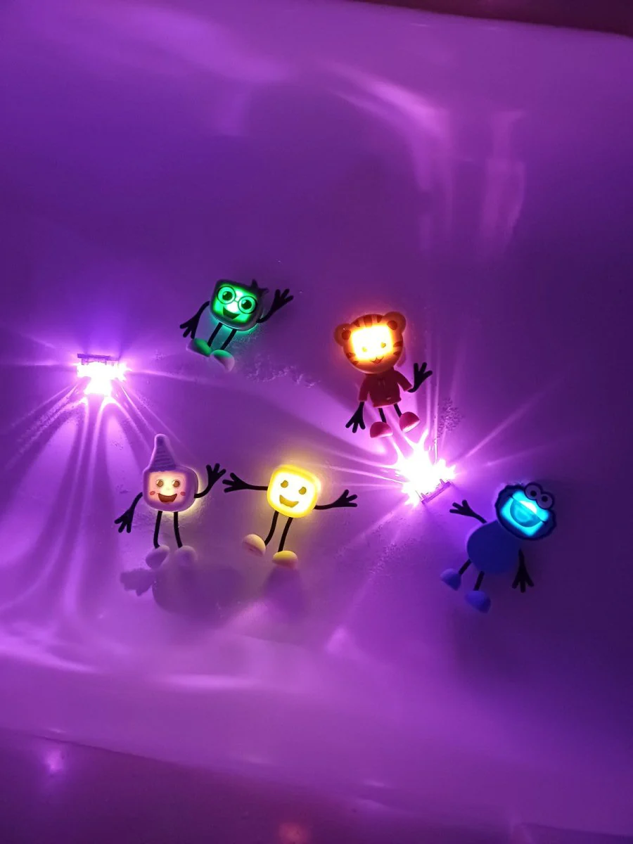 Glo Pals Badspeelgoed Sensorisch Light-Up Poppetje en Cubes Daniel Tiger - Image 7