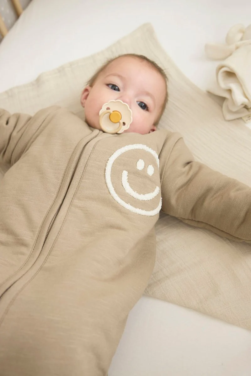 Meyco Baby Slub Met Smile Applicatie Baby Slaapzak Met Afritsbare Mouwen Taupe/Offwhite - Image 7