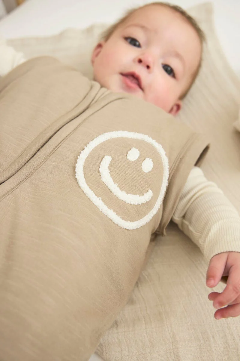 Meyco Baby Slub Met Smile Applicatie Baby Slaapzak Met Afritsbare Mouwen Taupe/Offwhite - Image 9