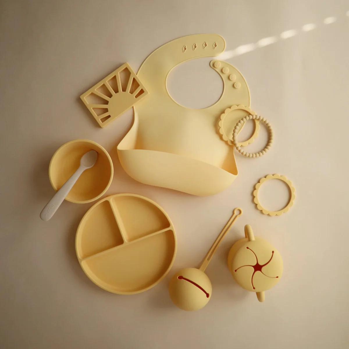 Mushie Baby Bordje Silicone Pale Daffodil - Image 3