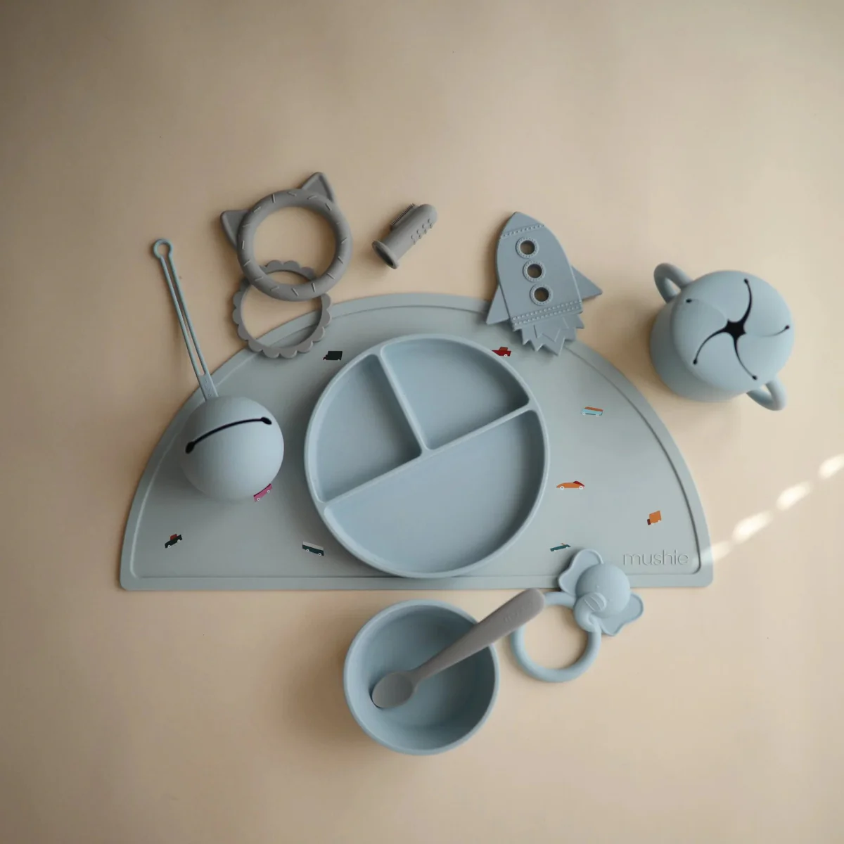 Mushie Baby Bordje Silicone Powder Blue - Image 3