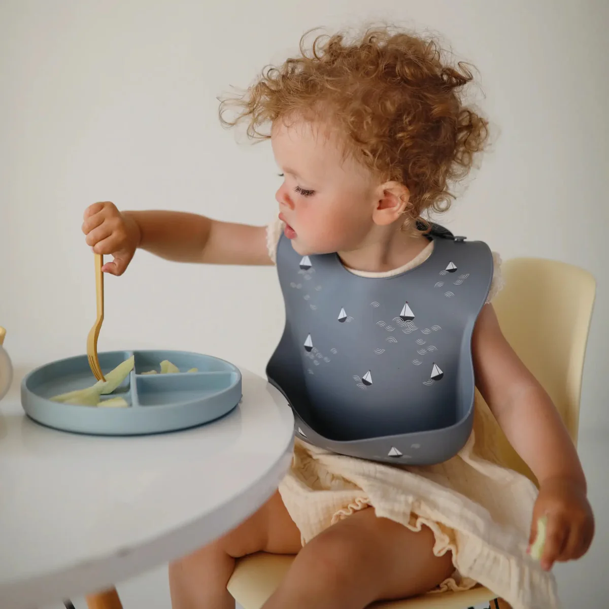 Mushie Baby Bordje Silicone Powder Blue - Image 4