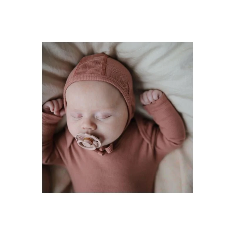 Mushie Babymutsje Bonnet Cedar - Image 2