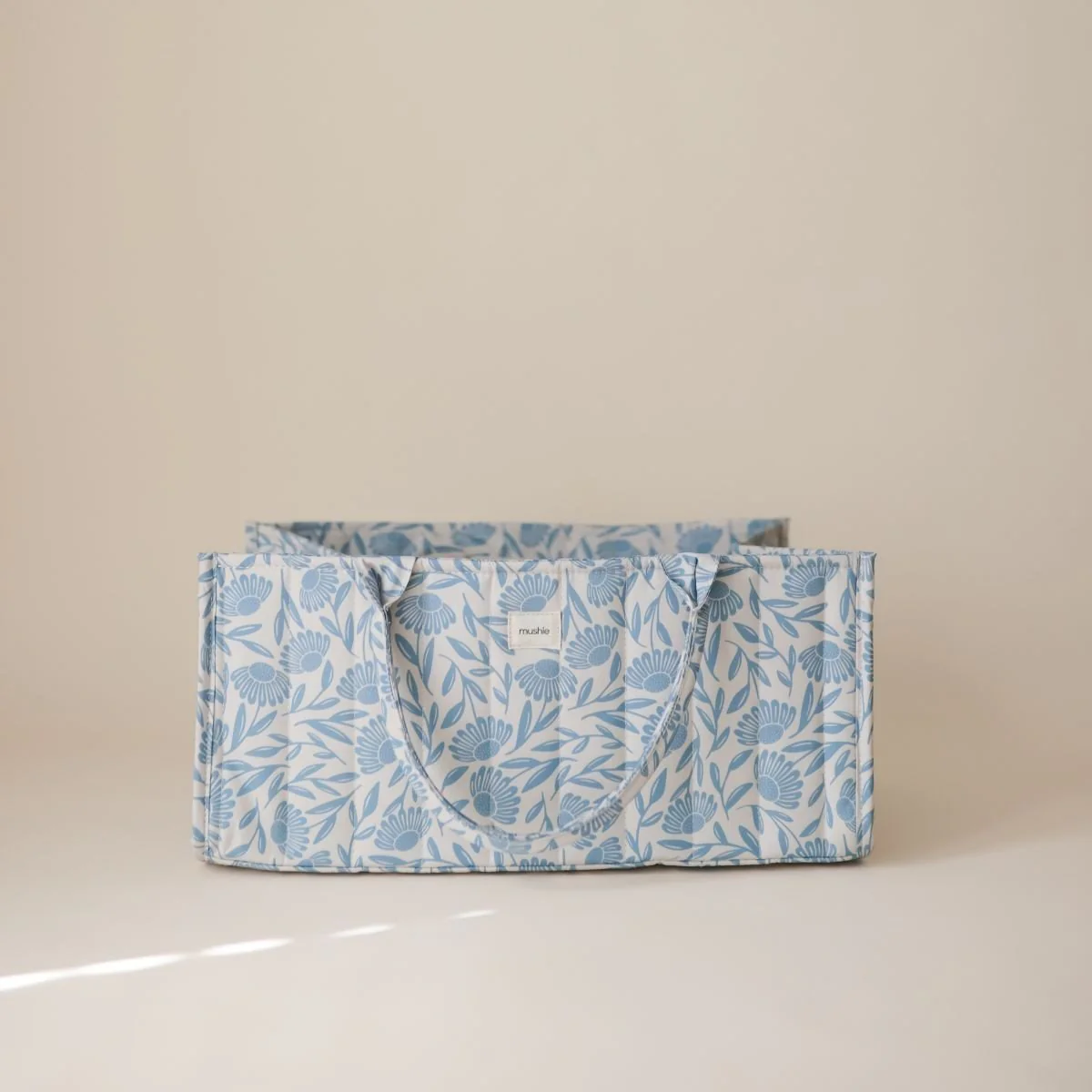 Mushie Draagbare Luier Organizer Blue Flowers - Image 2