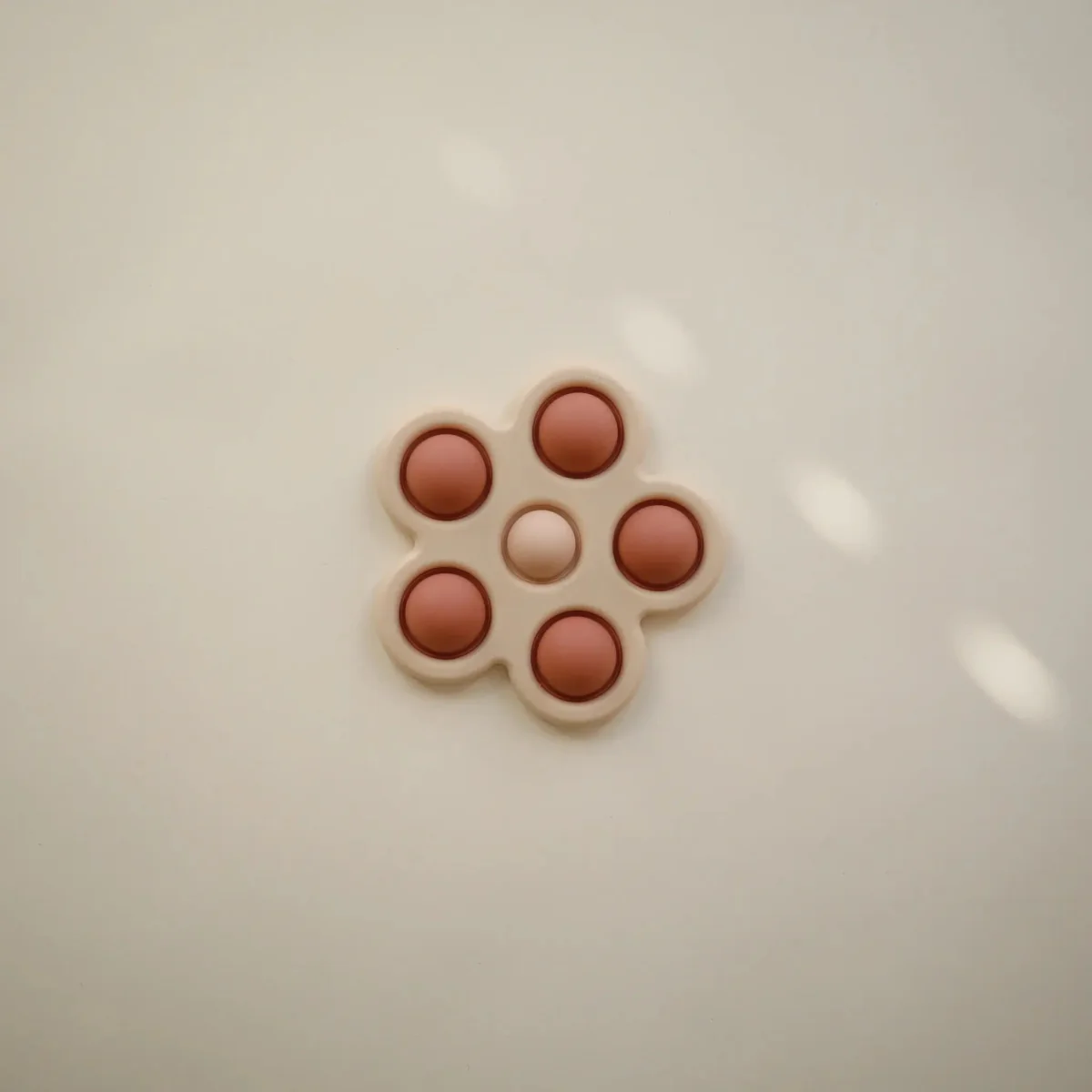 Mushie Educatief Speelgoed Druk Bloem Rose/Blush/Shifting Sand - Image 2