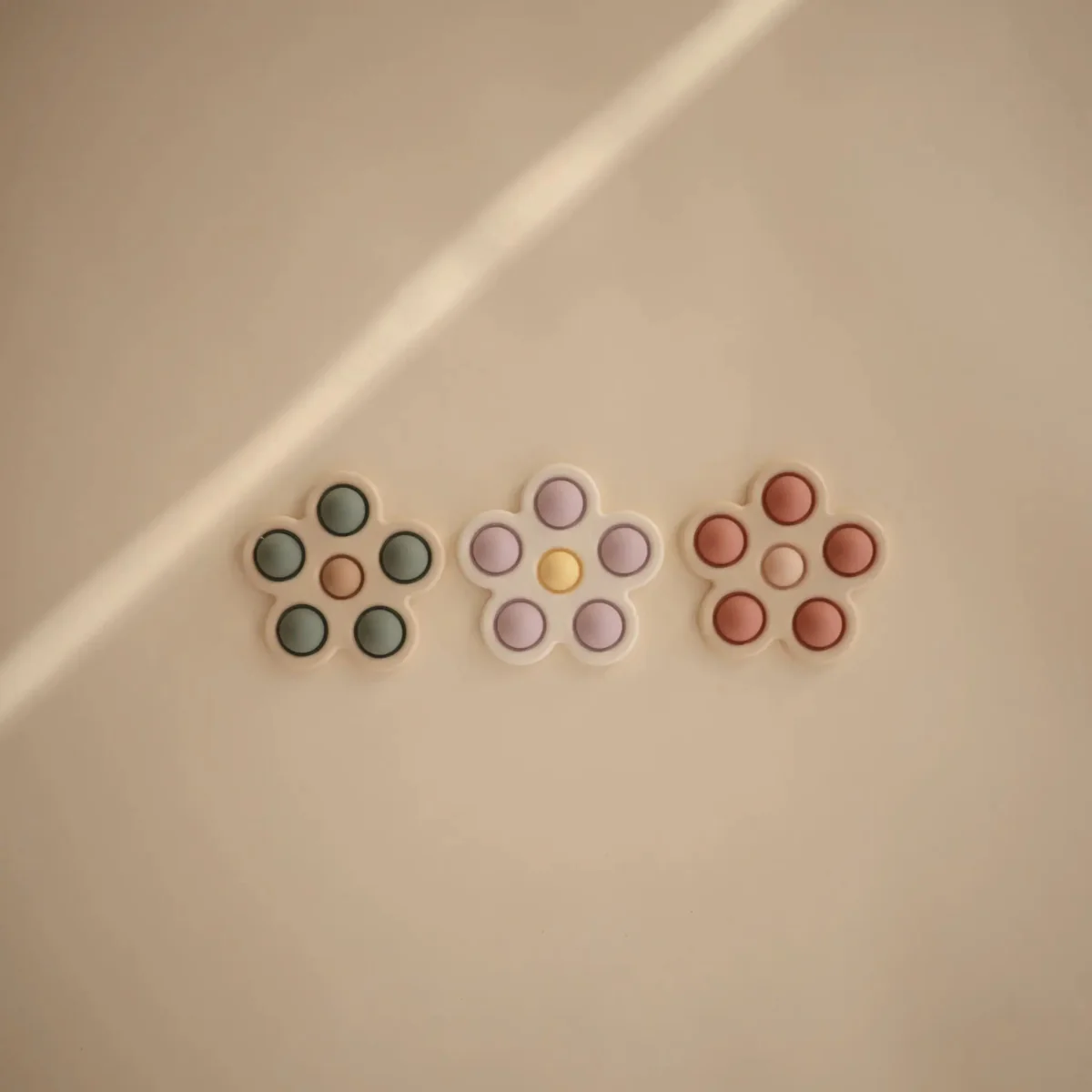 Mushie Educatief Speelgoed Druk Bloem Rose/Blush/Shifting Sand - Image 3