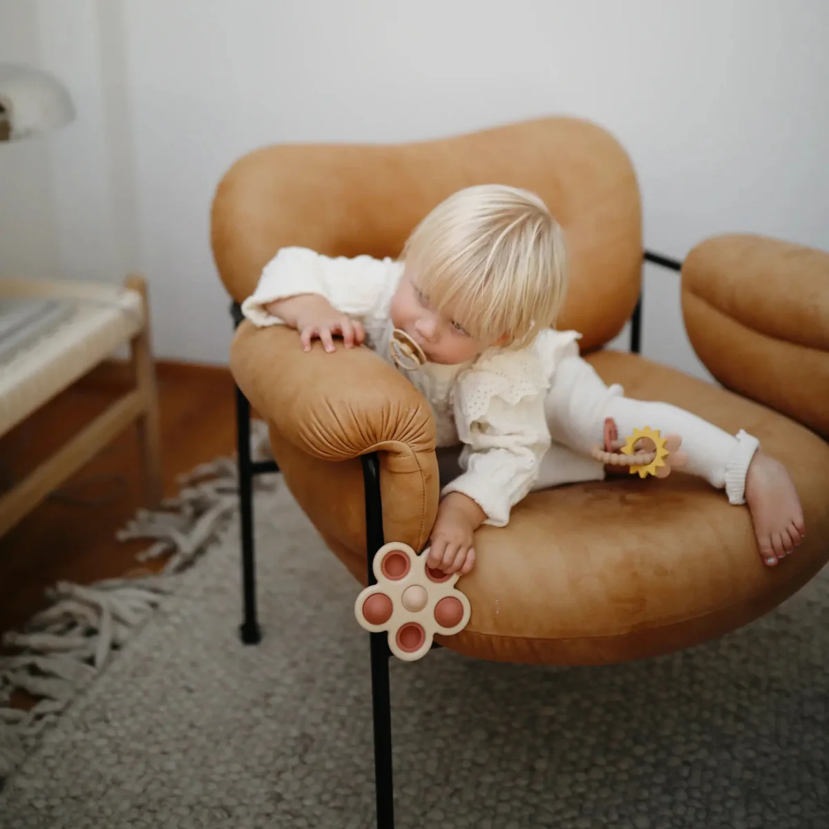 Mushie Educatief Speelgoed Druk Bloem Rose/Blush/Shifting Sand - Image 4