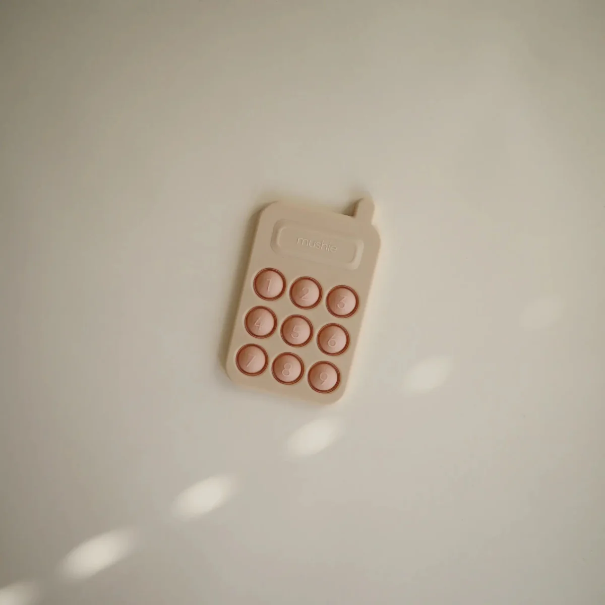 Mushie Educatief Speelgoed Druk Telefoon Blush - Image 2