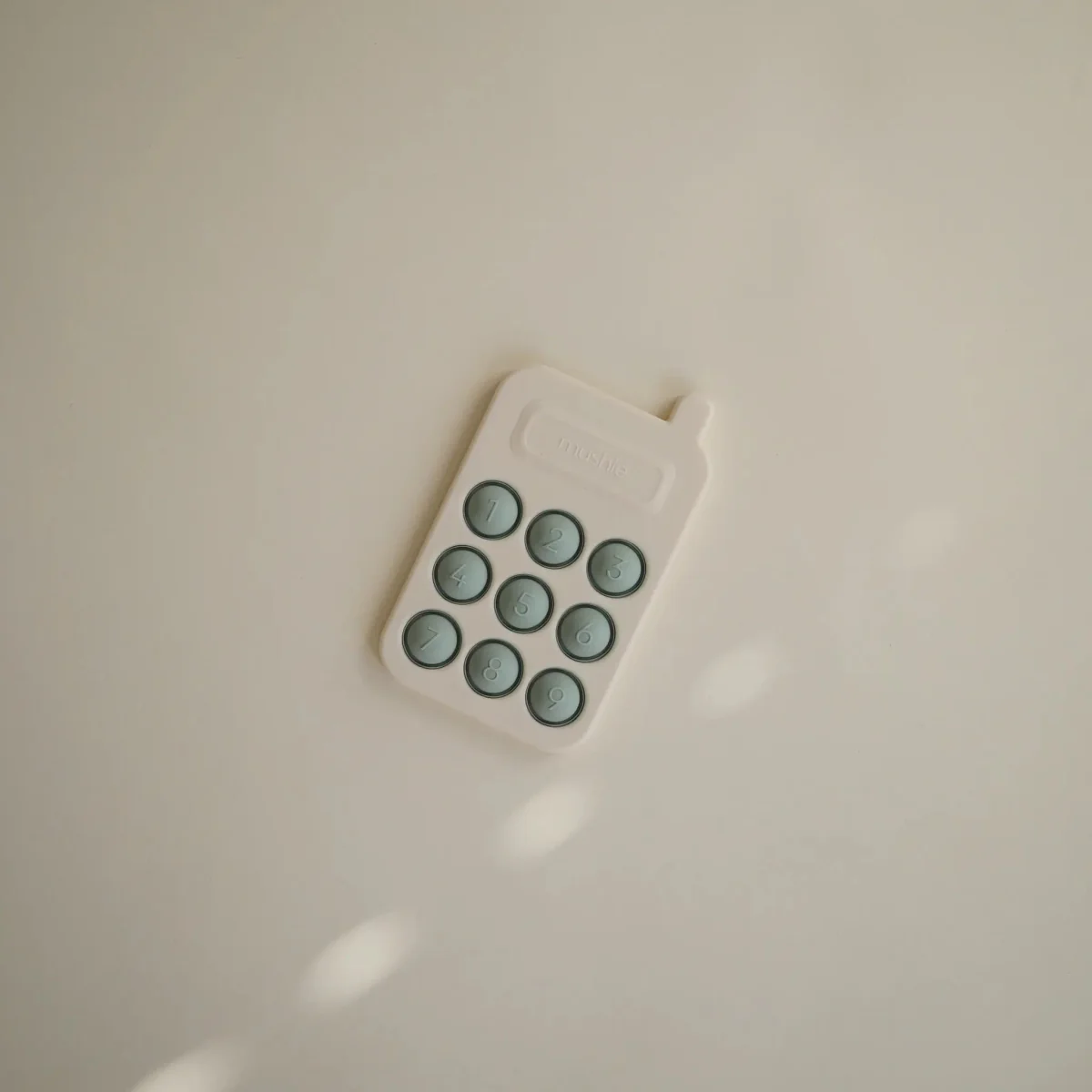 Mushie Educatief Speelgoed Druk Telefoon Cambridge Blue - Image 2