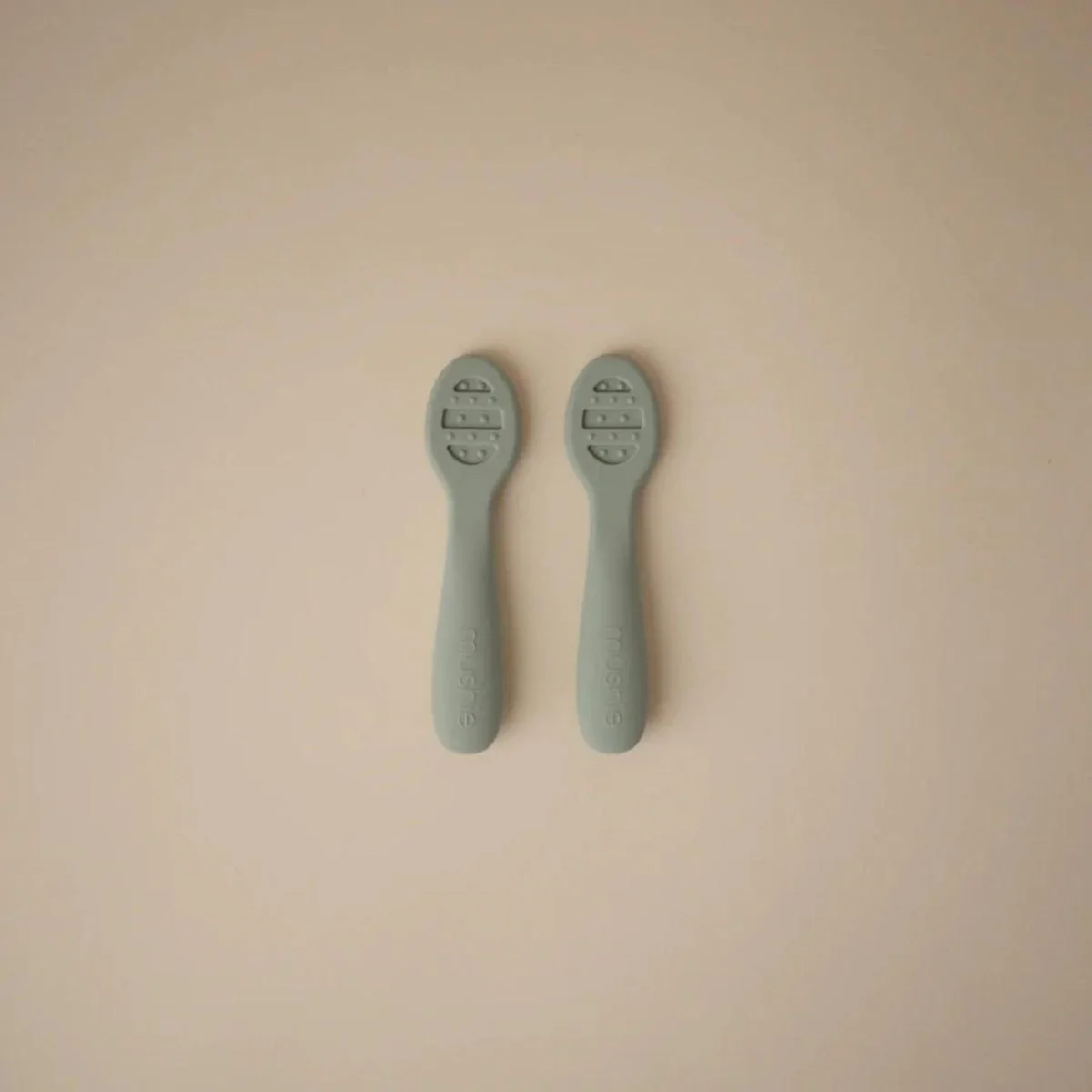 Mushie Oefenlepel Cambridge Blue/Shifting Sand - Image 3