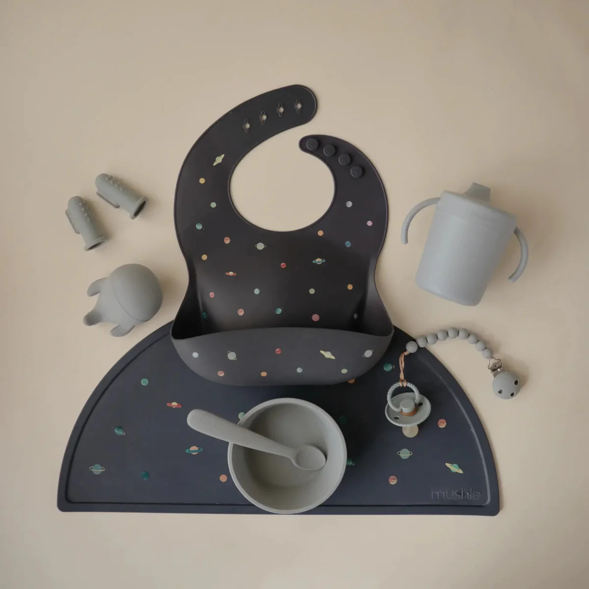 Mushie Slabbetje Silicone Planet - Image 2